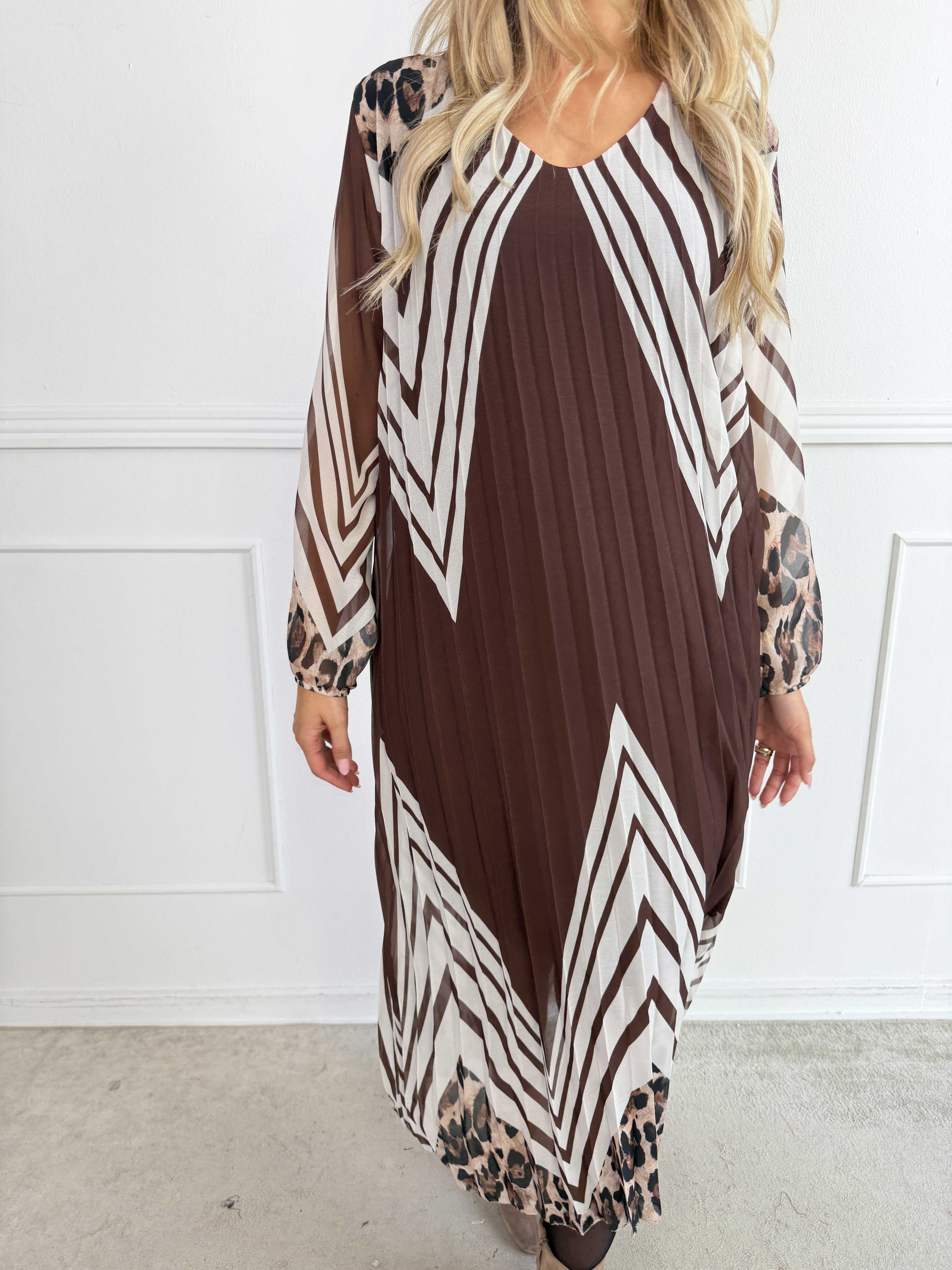 Astrid - Elegant lang plisseret chiffonkjole med smukt print